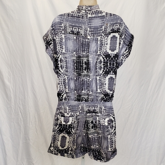 Bebe Snakeskin Romper Shorts with belt size large - Picture 7 of 12